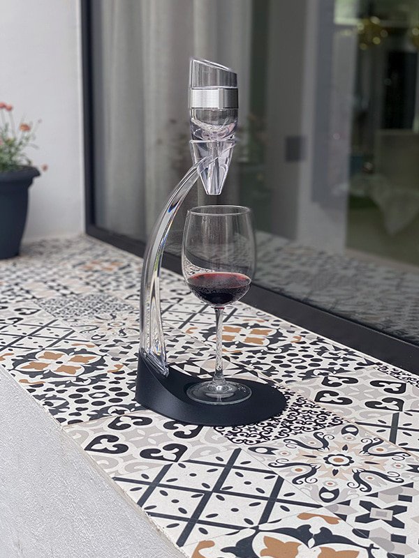 Aérateur de vin avec support bras